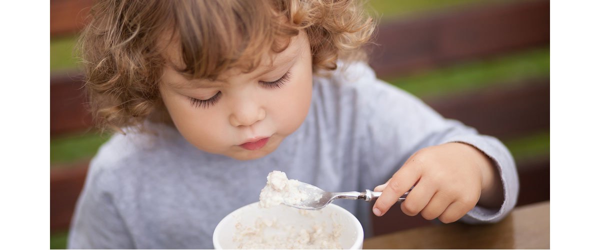 Cute-toddler-girl-having-breakfast.jpg
