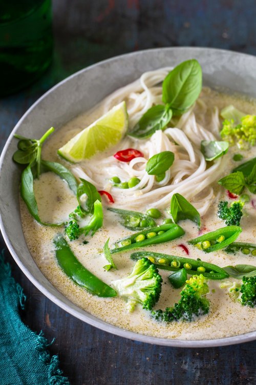 Grønn-curry-med-nudler-og-kokos_1280x720.jpg